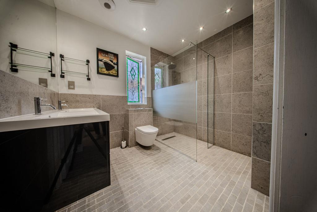 1st Floor Walk-in Double Shower Room